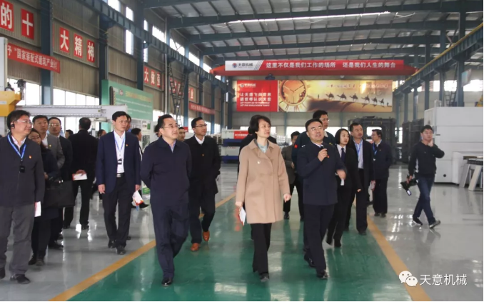 濟(jì)寧市委常委、組織部部長孔凡萍帶領(lǐng)全市“兩新”組織黨建工作現(xiàn)場觀摩團(tuán)蒞臨天意機(jī)械調(diào)研指導(dǎo)